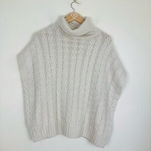 Splendid cream colored cable knit oversized turtleneck sweater. Small